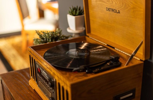 Seven Hills House | Cozy, pet friendly, Mid-Century style home loaded with books, movies, games.