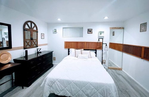 Bethpage House | Cozy private Farmhouse Studio with personal entrance near Bethpage State Park, golf courses, and the LIRR. A peaceful, comfortable stay close to parks, shops, dining, and transportation.