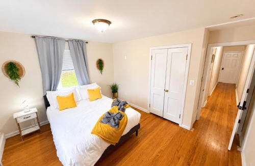 Hamden House | Cozy Private Queen Room 3 with Desk TV and WiFi near Yale