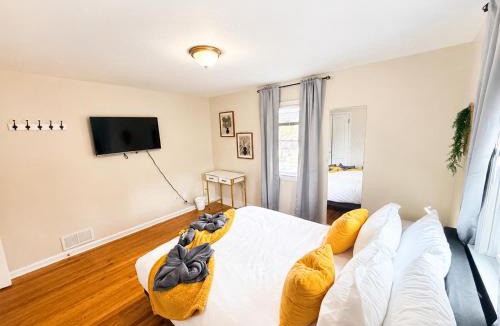 Hamden House | Cozy Private Queen Room 3 with Desk TV and WiFi near Yale