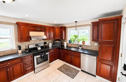 Hamden House | Cozy Private Queen Room 5 with Desk TV and WiFi near Yale