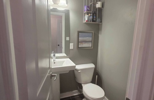 Barrie Apartment | Cozy Private Room with En-suite in Central Barrie