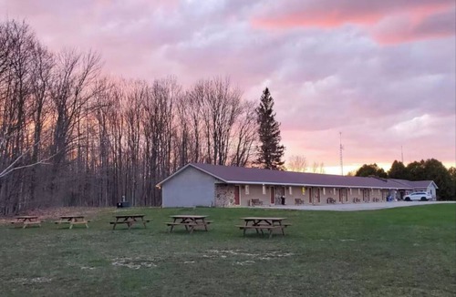 Colpoys Bay Apartment | Cozy Queen Suite 01 Peninsula Motel, Minutes from Wiarton Waterfront