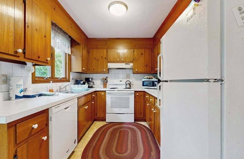Dennis House | Cozy, Quiet, Secluded - within Short Walk of the Beach