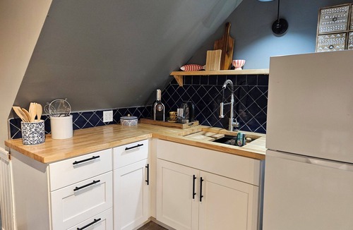 Guilford Apartment | Cozy Riverstone Rafters, with a Tree-top View, AC/WiFi in Charming Guilford