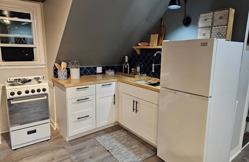 Guilford Apartment | Cozy Riverstone Rafters, with a Tree-top View, AC/WiFi in Charming Guilford