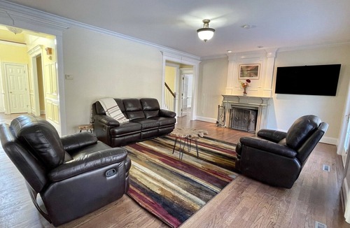 Avon House | Cozy Romantic Single Family Home - 5 mins from a State Park