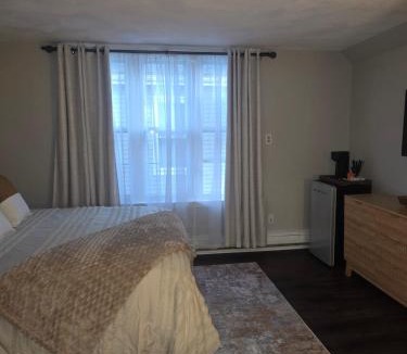 Revere House | Cozy Room in Revere near Beachmont Blue Line Station