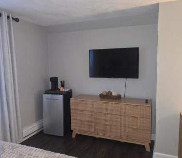 Revere House | Cozy Room in Revere near Beachmont Blue Line Station