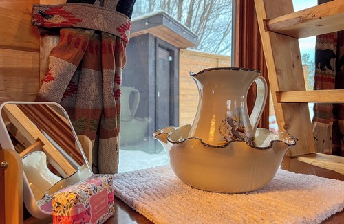 Pelham Cabin | Cozy Rustic Cabin Pondside - A Couples Getaway Central to Niagara