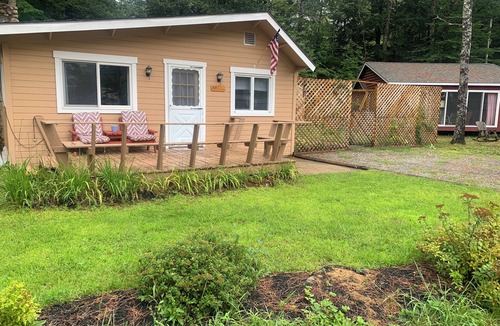 Bridgewater Cottage | Cozy rustic cottage w/private shared beach on Newfound Lake & easy ski access