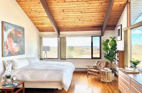 Chilmark House | Cozy Sanctuary with Water Views