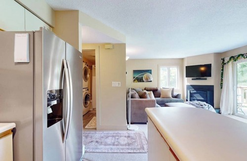North Troy Condo | Cozy Ski-in/Ski-out condo w/balcony, mountain views, gas fireplace, w/d, wifi
