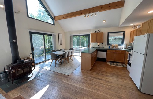 Jamaica House | Cozy ski retreat 7 minutes from Stratton's Sunbowl!