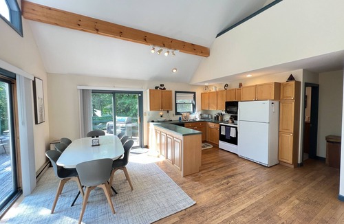 Jamaica House | Cozy ski retreat 7 minutes from Stratton's Sunbowl!