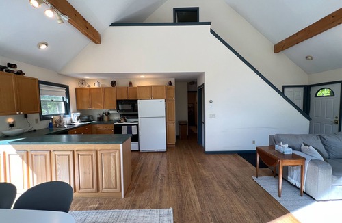 Jamaica House | Cozy ski retreat 7 minutes from Stratton's Sunbowl!