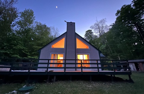 Jamaica House | Cozy ski retreat 7 minutes from Stratton's Sunbowl!