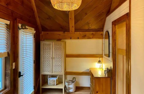 Jeffersonville Cabin | Cozy Smugglers Cabin, On the River & in Nature