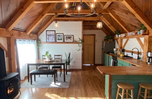 Jeffersonville Cabin | Cozy Smugglers Cabin, On the River & in Nature