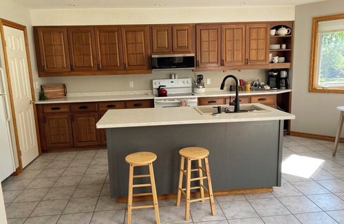 Drayton House | Cozy,spacious,family friendly private bungalow with hot tub