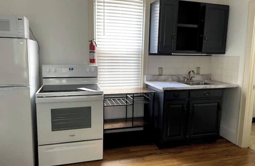 Old North End Apartment | Cozy Studio 1/2 block to Church St & Shops-Pets