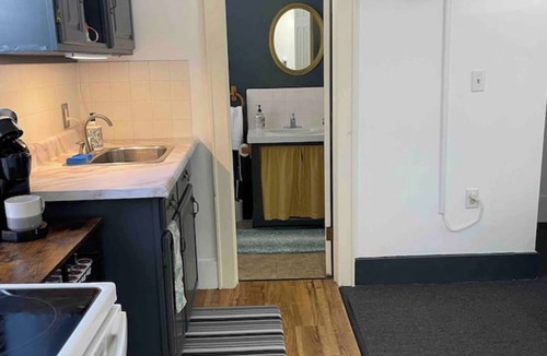 Old North End Apartment | Cozy Studio 1/2 block to Church St & Shops-Pets