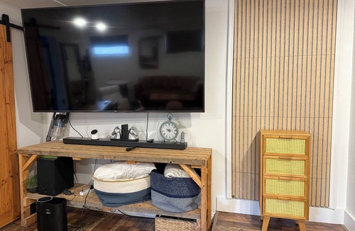Utica Apartment | Cozy studio apartment in pleasant New Hartford with king bed and huge TV