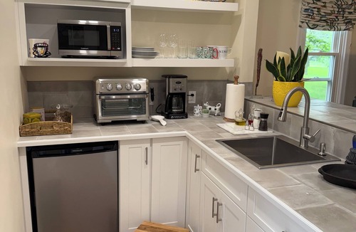 Town of Clermont Apartment | Cozy Studio in wonderful Germantown, Peaceful and Quiet