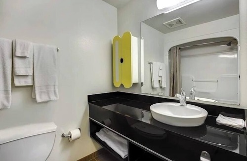 East Brunswick Hotel | Cozy Suite Near Exit 9