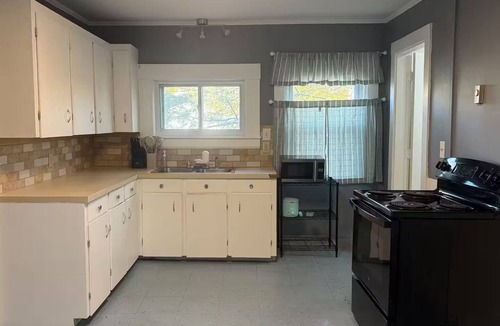 Bangor Apartment | Cozy, Sunny, Costal 2BR Near Downtown