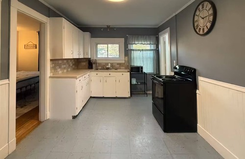 Bangor Apartment | Cozy, Sunny, Costal 2BR Near Downtown
