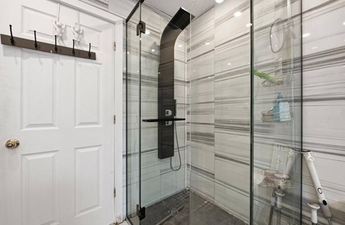 Bois-Franc House | Cozy townhouse, just a 10-minute walk to Metro or Bois-Franc train station.