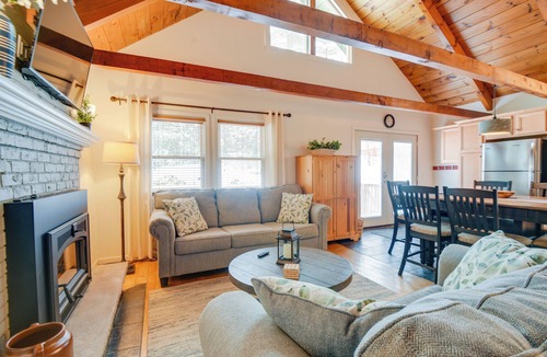 Tuftonboro Cottage | Cozy Tuftonboro Escape: Steps to Private Beaches!