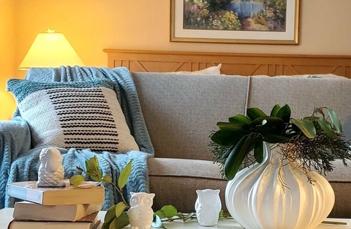Norwich Condo | Cozy villa at Spa, 2 min to Mohegan, king-size bed, hot tub, sauna, and pool!