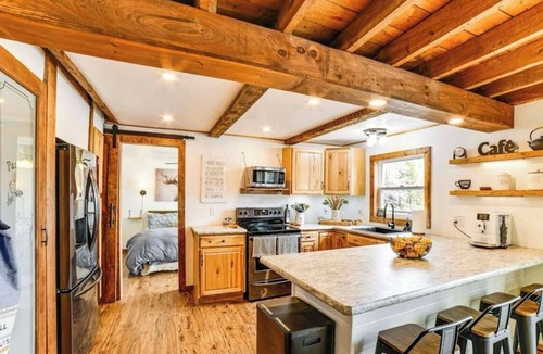 Deposit House | Cozy Waterfront Cottage- Hot tub, Private Dock & Views.