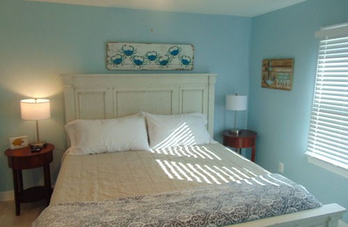 Cape Anne Cottage | Cozy waterfront remodeled beach cottage, just steps away from the Chesapeake Bay