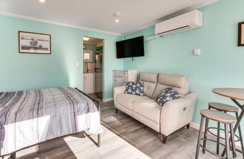 York Beach Apartment | Cozy York Studio w/Ocean View, Steps to Beach!