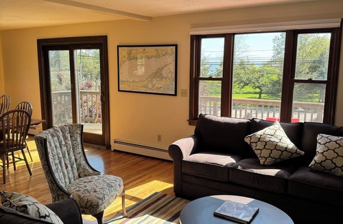 Stony Creek House | “Creek Boutique” lies steps away from beach, markets, and parks.