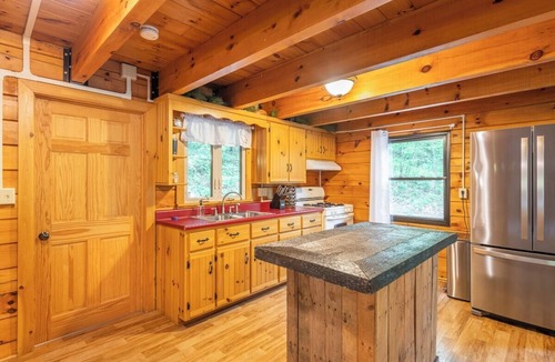 Reedsville House | Creekfront Cabin Retreat w/Fire Pit & Bunkhouse