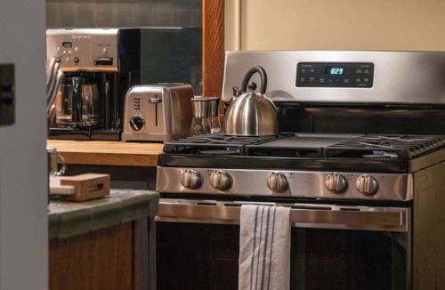 Lanesville Cabin | Creekside Cabin with Hot Tub & Wood-Burning Stove