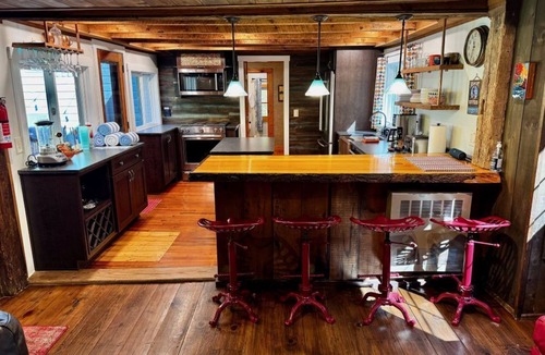 Rupert House | Creekside Camp. NO CLEANING FEE. Relax in the Hot Tub Creekside - Vermont Style