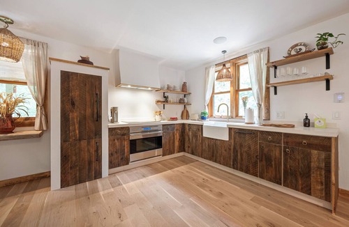 East Jewett House | Creekside Couple's Escape w/Hot tub, Sauna Near Lake