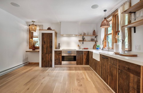 East Jewett House | Creekside Couple's Escape w/Hot tub, Sauna Near Lake