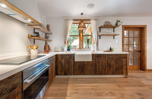 East Jewett House | Creekside Couple's Escape w/Hot tub, Sauna Near Lake