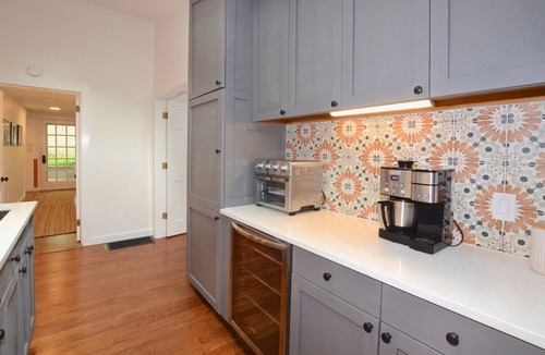 Catskill House | CREEKSIDE RETREAT, Pvt. Quiet, WiFi, TV, Hot Tub, Fireplace, Fire Pit, Dog Run