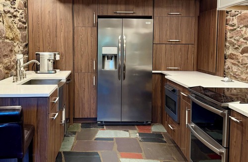 New Hope House | Creekstone House Walk to Town Hot Tub + Parking