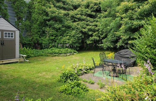 Niantic House | Crescent Beach Cottage - Vacation or Academic Rental