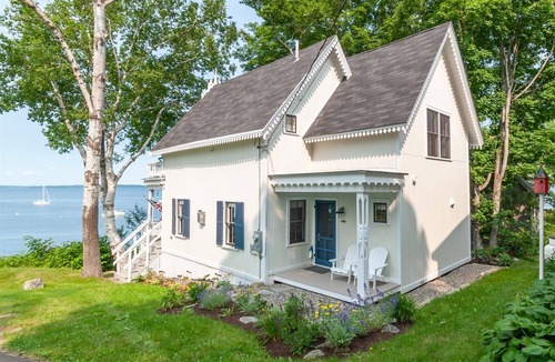 Bayside Cottage | CROW`S NEST - Town of Northport - Bayside Village