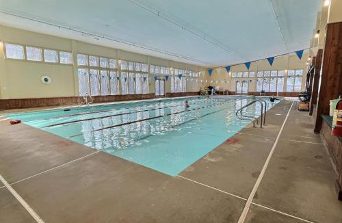 Killington Apartment | CubsCorner - Pool, Sauna, Gym, Close to Mountain!