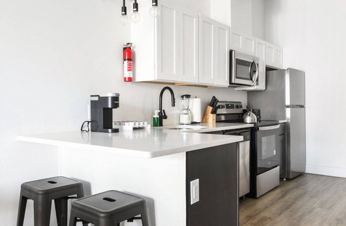 Elizabeth Apartment | Cute 1BR Next to EWR l1r7
